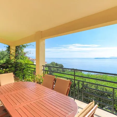 Natasha Villa Katávolosz